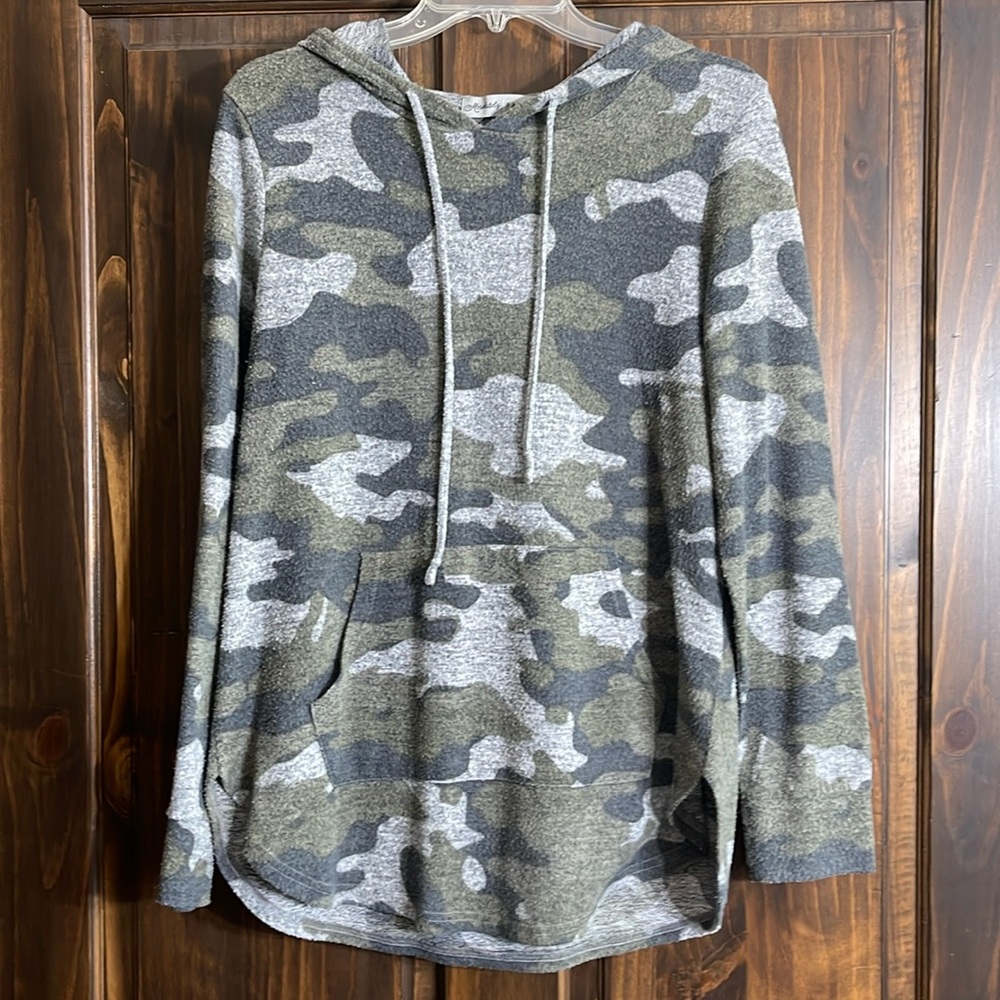 Absolutely Famous Camouflage print Long Sleeve PullOver Size XL (fits like L)